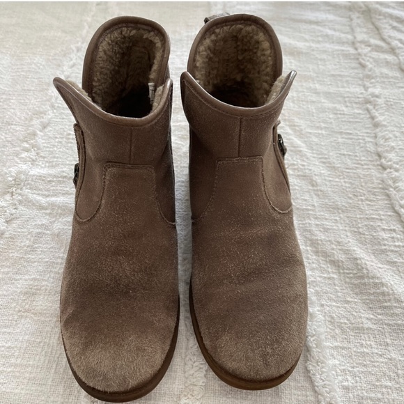 UGG Lavelle Boot Ankle Booties, Side Zippers, Leather and Sheepskin, Heel - Picture 1 of 10